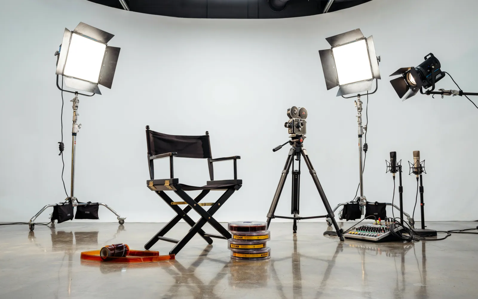 Oliver Stone Begins Principal Photography on White Lies With Josh Hartnett, Michael Douglas, and Willem Dafoe